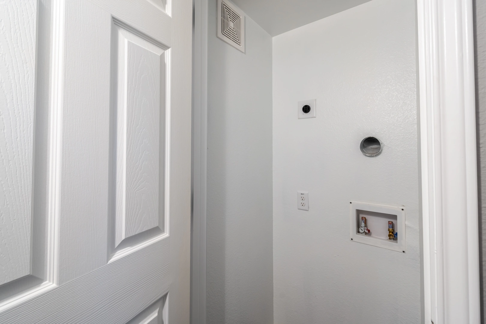 In-unit washer and dryer hookups at Crossings at Irving in Irving, Texas
